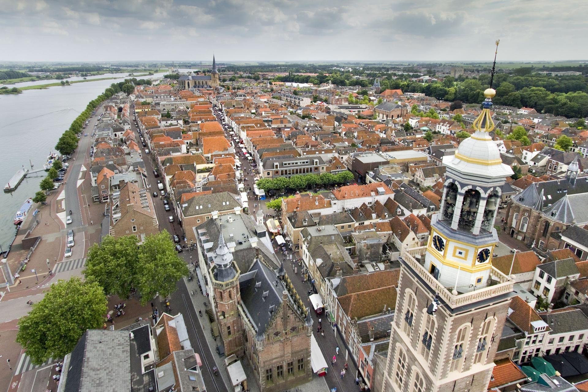 dronefoto binnenstad Kampen met de Nieuwe Toren